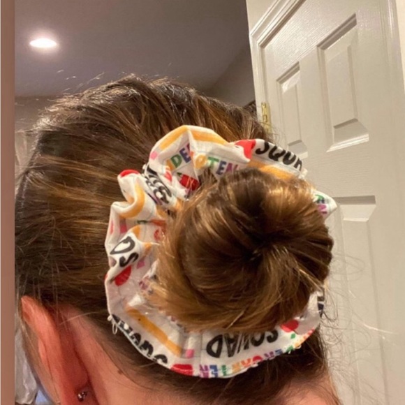 Barbie zipper scrunchie hand made USA b/pink cotton rare print summer trend nwt - Picture 4 of 5